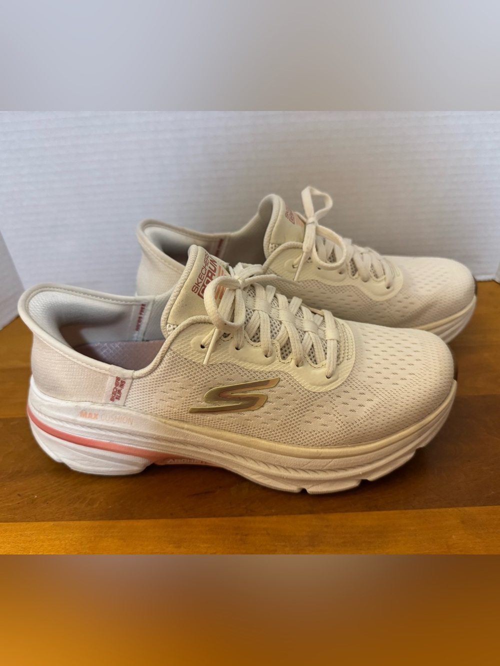 SKECHERS GO RUN MAX CUSHIONING ARCH FIT 2.0 WOMEN’S - SIZE 8 in NATURAL/PINK